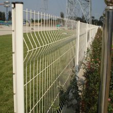 優宜達廠區場地折彎桃型柱護欄網詳解